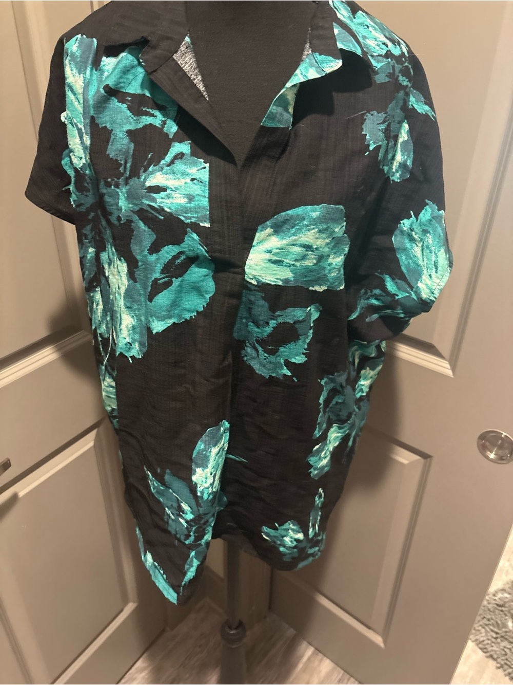 RACHEL Rachel Roy Black Short-Sleeve Blouse with Teal Floral Print
